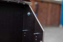 Carica l'immagine nel visualizzatore di Gallery, La BoxenBox® - pratico box portaoggetti per accessori per cavalli in legno - marrone scuro