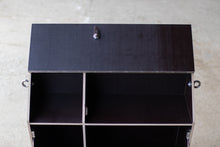 Carica l'immagine nel visualizzatore di Gallery, La BoxenBox® - pratico box portaoggetti per accessori per cavalli in legno - marrone scuro