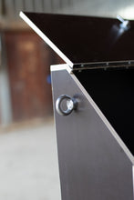Carica l'immagine nel visualizzatore di Gallery, La BoxenBox® - pratico box portaoggetti per accessori per cavalli in legno - marrone scuro
