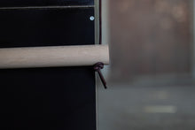 Carica l'immagine nel visualizzatore di Gallery, La BoxenBox® - pratico box portaoggetti per accessori per cavalli in legno - marrone scuro