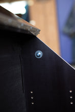 Carica l&#39;immagine nel visualizzatore di Gallery, La BoxenBox® - pratico box portaoggetti per accessori per cavalli in legno - marrone scuro
