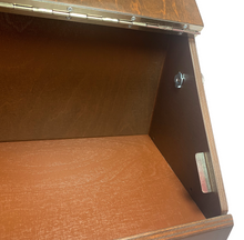 Carica l&#39;immagine nel visualizzatore di Gallery, La BoxenBox® - pratico box portaoggetti per accessori per cavalli in legno - marrone scuro
