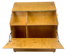Załaduj obraz do przeglądarki galerii, BoxenBox® - praktyczny schowek na akcesoria dla koni wykonany z drewna - ciemnobrązowy
