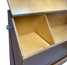 Załaduj obraz do przeglądarki galerii, BoxenBox® - praktyczny schowek na akcesoria dla koni wykonany z drewna - ciemnobrązowy
